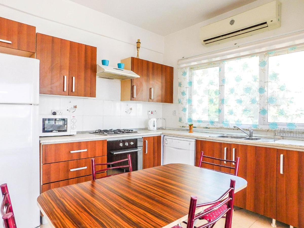 Rix Apartments Кирения Екстериор снимка