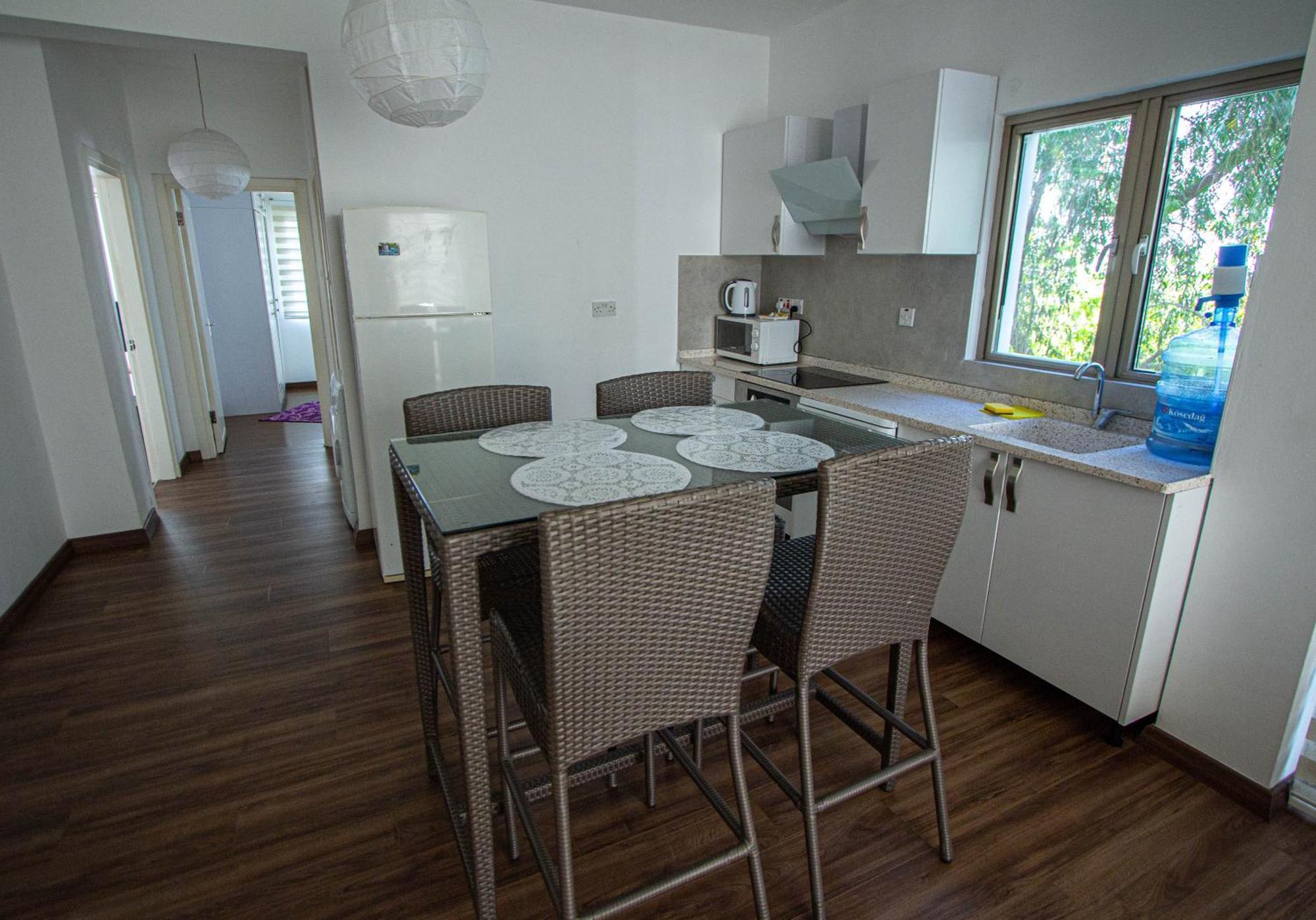 Rix Apartments Кирения Екстериор снимка